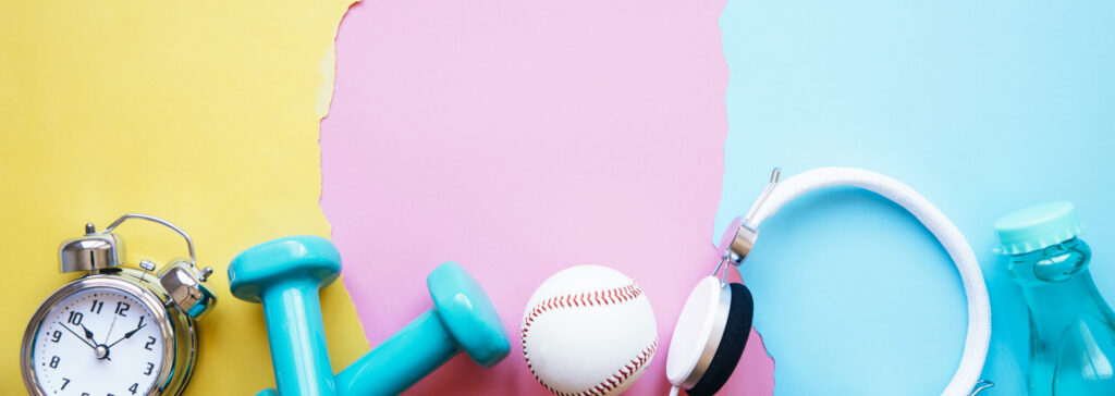 Femme motivée en tenue de sport faisant du fitness avec le texte "C'est l'heure, c'est décidé"